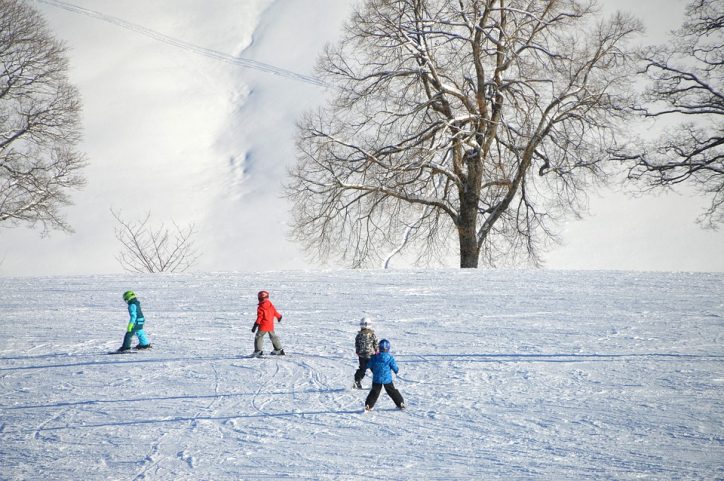 niños esquiando